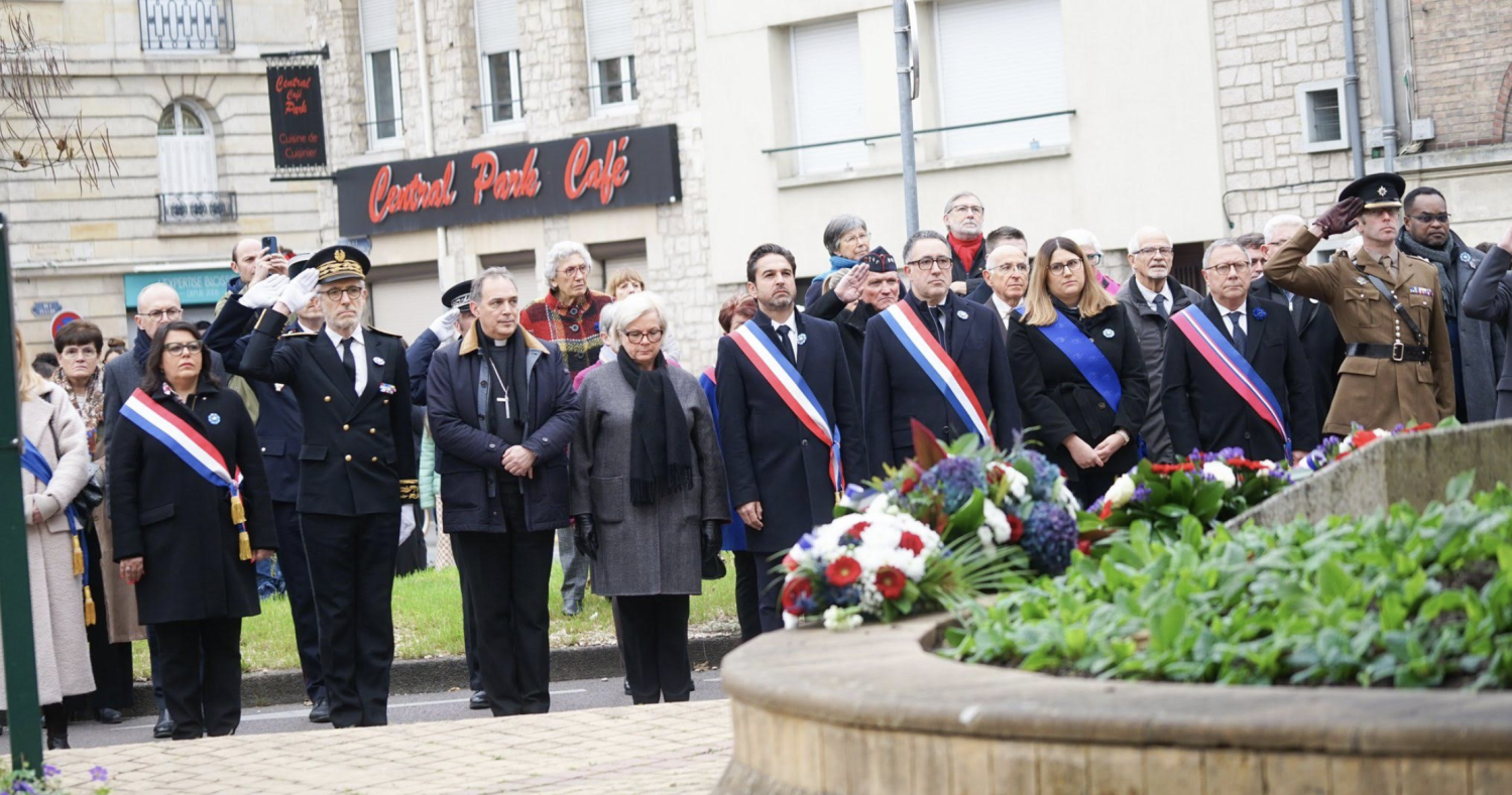 Les autorités autour de la ministre Catherine Vautrin, du préfet Henri Prévost, du maire Arnaud Robinet au monument du 132e RI, place Léon-Bourgeois à Reims.