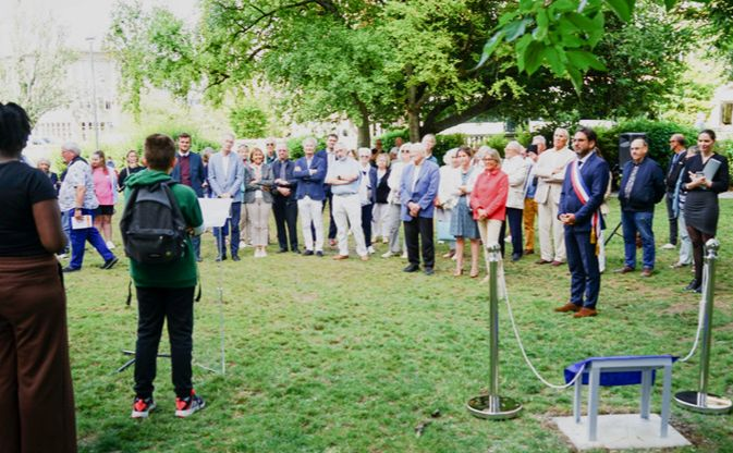 Le 63ème anniversaire de la cérémonie où le général de Gaulle et Konrad Adenauer, ont scellé symboliquement la réconciliation franco-allemande. Une plaque mémorielle devant l'arbre de l'Europe dans le jardin derrière la cathédrale a été dévoilée