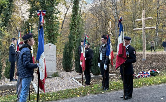 Les porte-drapeaux devant la stèle mémorielle de Moslins