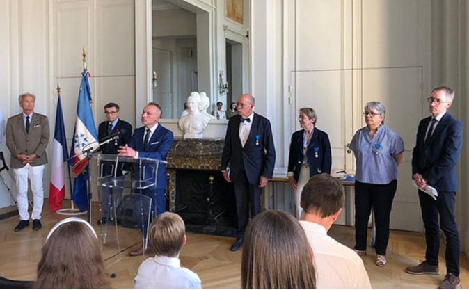 Dans le salon Charles-de-Gaulle de la sous-préfecture de Reims, remise des prix de l'Education à la citoyenneté 2025 de la section Marne aux lauréats