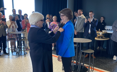 Catherine Vautrin décore Stéphanie Gagnoux de la croix de chevalier de l'ordre national du mérite