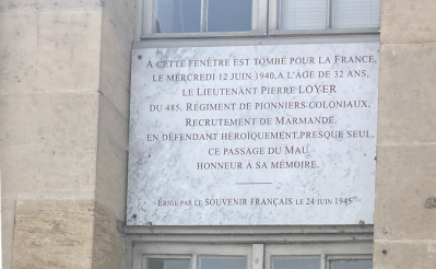 Une plaque sous la fenêtre de l'hôtel de ville où le lieutenant Pierre Loyer est mort pour la France rappelle son sacrifice