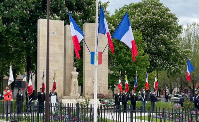 Les porte-drapeaux aux monument des martyrs de la Résistance