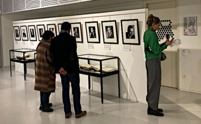 Des vitrines concernant des Compagnons de la Libération marnais et des portraits du Studio Harcourt