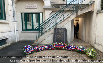 Les gerbes déposées devant la stèle du lieu de mémoire en ce lieu, maison de la gestapo pendant la Deuxième Guerre mondiale, comme le rappelle la plaque au-dessus de la fenêtre