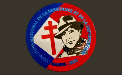 Le badge souvenir du Concours national de la Résistance et de la Déportation  remis aux lauréats avec leurs livres