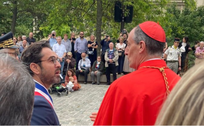 Le cardinal François Bustillo, évêque d'Ajaccio à l'invitation de Mgr Eric de Moulins-Beaufort, archevêque de Reims, au côté du maire de Reims Arnauld Robinet pour célébrer Jeanne d'Arc