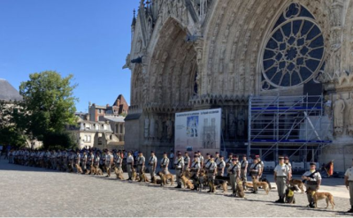 Le 132e régiment d'infanterie cynotechnique en place devant la cathédrale Notre-Dame de Reims pour la prise le commandement du 132e RIC par le lieutenant-colonel Régis Vantajol