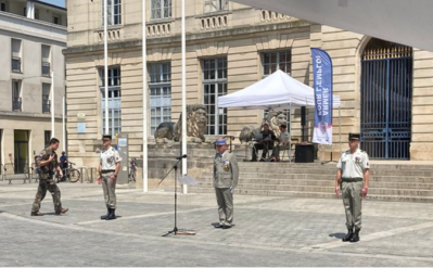 La passation de commandement entre le capitaine Glineur et le capitaine Larpin
