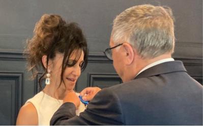 Jean-Marc Roze, président du conseil départemental, décore Bénédicte Le Panse de la croix de chevalier de l’ordre nationale du mérite