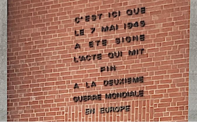 L'entrée du musée qui rappelle l'événement aux conséquences mondiales qui s'y est déroulé le 7 mai 1945 à 2 h 41