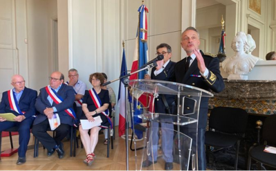 Cérémonie d'accueil dans la nationalité française de vingt-et-un nouveaux citoyens venant de quinze pays dans le salon Charles-de-Gaulle de la sous-préfecture de Reims