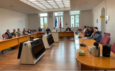 Les membres du comité au travail dans la salle du conseil d'administration de l'hôpital Auban-Moët