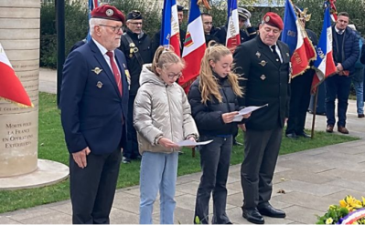Deux jeunes filles rappellent l'attaque terroriste contre le Drakkar, le quartier général français à Beyrouth au Liban, il a quarante-deux ans