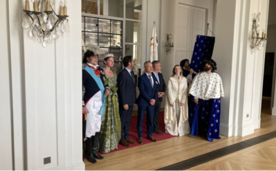 Une photo souvenir à l'heure de Jeanne d'Arc et de Charles X dans le salon Charles-de-Gaulle de la sous-préfecture
