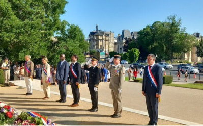 A Reims, comme dans d'autres ville de la Marne : devant le monument aux morts
