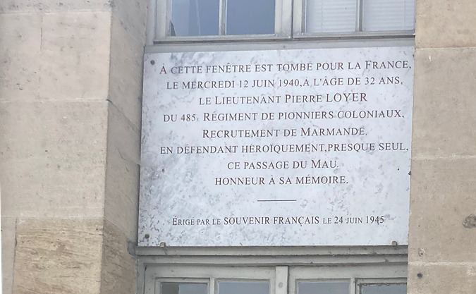 Une plaque sous la fenêtre de l'hôtel de ville où le lieutenant Pierre Loyer est mort pour la France rappelle son sacrifice