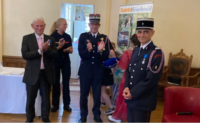 Le colonel Frédéric Goulet, décoré de l’ordre national du mérite, applaudi par son parrain, son père et l'assemblée
