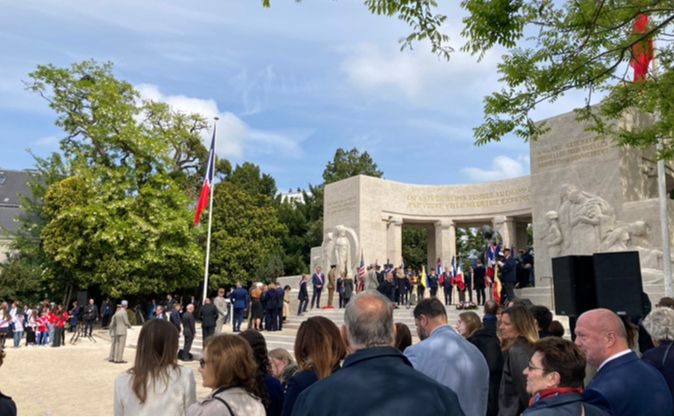 Autour du monument aux morts qui vient de bénéficier d'un toilettage pour cette grande commémoration