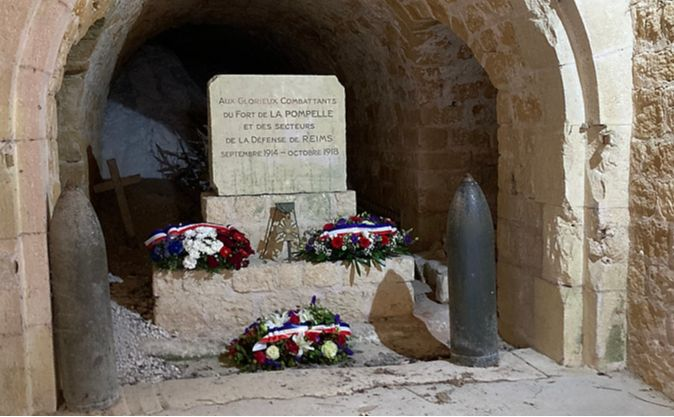 La stèle fleurie à l'intérieur du fort de La Pompelle