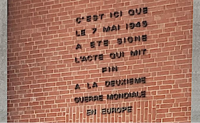L'entrée du musée qui rappelle l'événement aux conséquences mondiales qui s'y est déroulé le 7 mai 1945 à 2 h 41