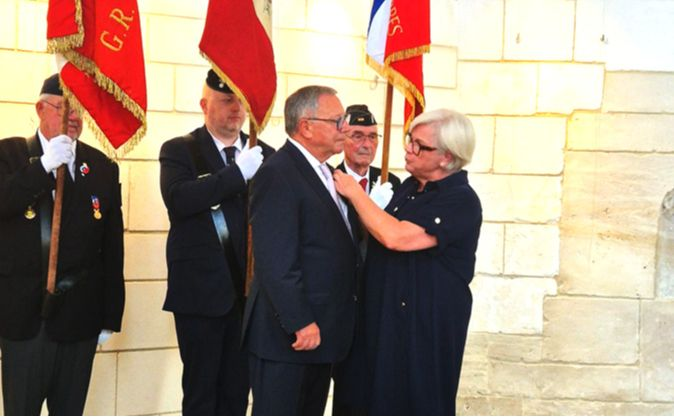 Jean-Marc Roze, président du conseil départemental de la Marne et conseiller municipal de Reims, a été décoré de la croix de chevalier de la Légion d'honneur par Catherine Vautrin, ministre du Travail, de la Santé, des Solidarités et des Familles