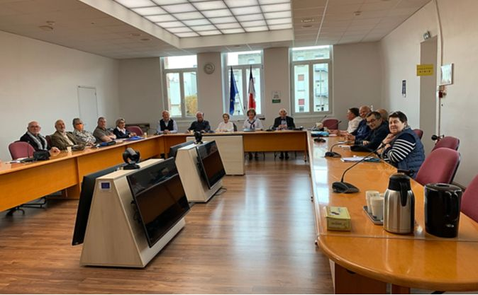 Les membres du comité au travail dans la salle du conseil d'administration de l'hôpital Auban-Moët