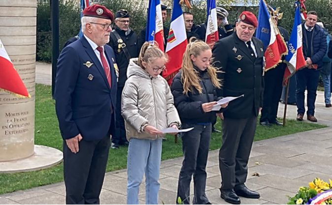 Deux jeunes filles rappellent l'attaque terroriste contre le Drakkar, le quartier général français à Beyrouth au Liban, il a quarante-deux ans