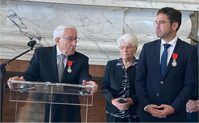 Claude Scrabalat, auprès de son épouse, est fait chevalier de la Légion d'honneur par Arnaud Robinet maire de Reims