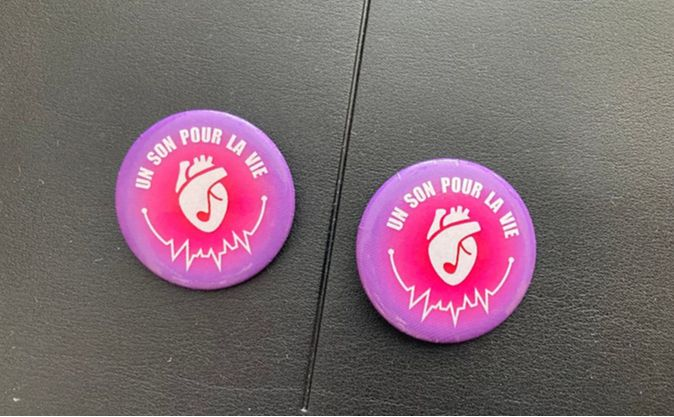 L'association "Un son pour la vie" a créé des badges dont le but est de promouvoir le massage cardiaque via la musique