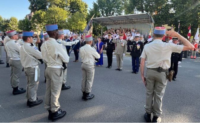 Le dimanche 13 juillet 2025 les autorités devant la tribune saluent les militaires lors la cérémonie et le défilé de la Fête nationale du 14-Juillet
